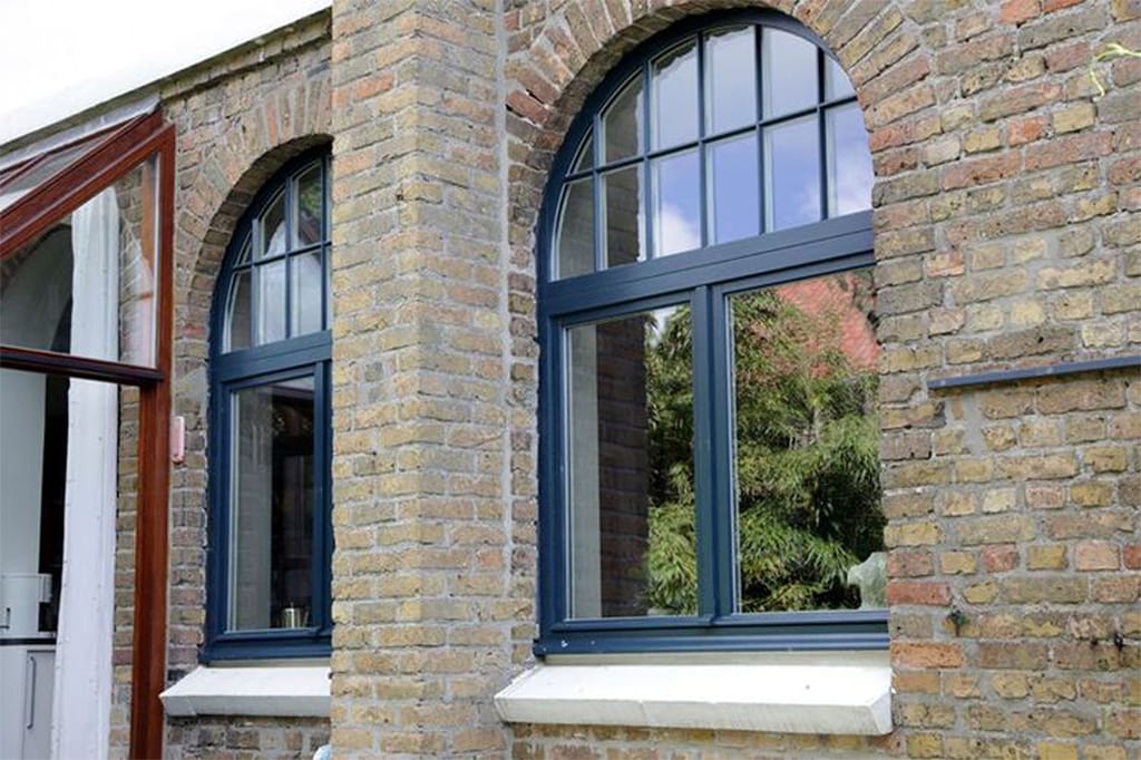 Houten buitenschrijnwerk aan een gevel