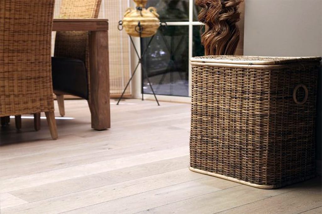 Warm interieur met houten parketvloer, gerealiseerd door Monsieur BV